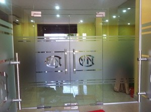 decal-dan-kinh-mo-sang-trong-cho-van-phong-gia-re-ha-noi
