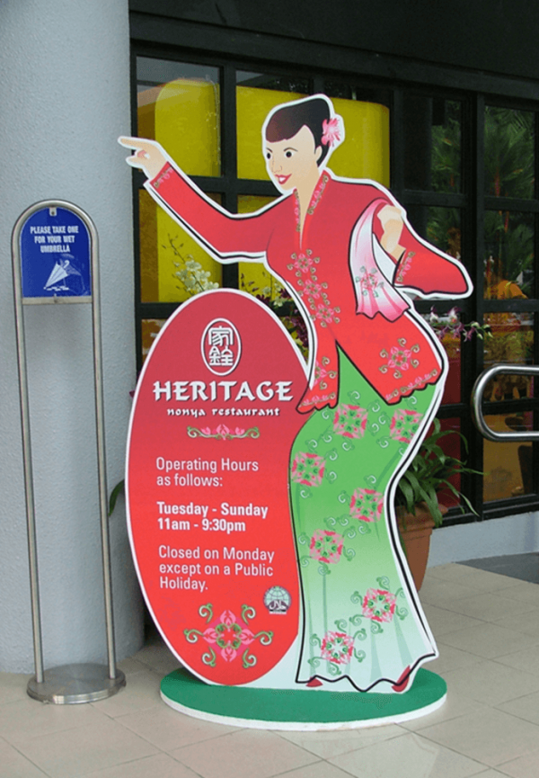 in standee hinh nguoi chan dung